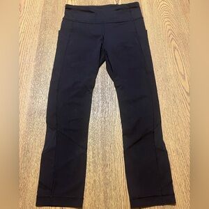 Lululemon black cropped workout leggings w/ mesh inserts & side pockets. Size 4.